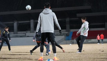 SPORTS-夜训！湖州队备战浙江省城市足球联赛|足协|训练|队员|体能|家长_新浪体育_新浪新闻