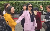 开云体育-王诗龄母女韶山献花！李湘大变样瘦了20斤 和女儿关系变冷没互动