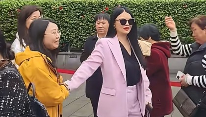 开云体育-王诗龄母女韶山献花！李湘大变样瘦了20斤 和女儿关系变冷没互动